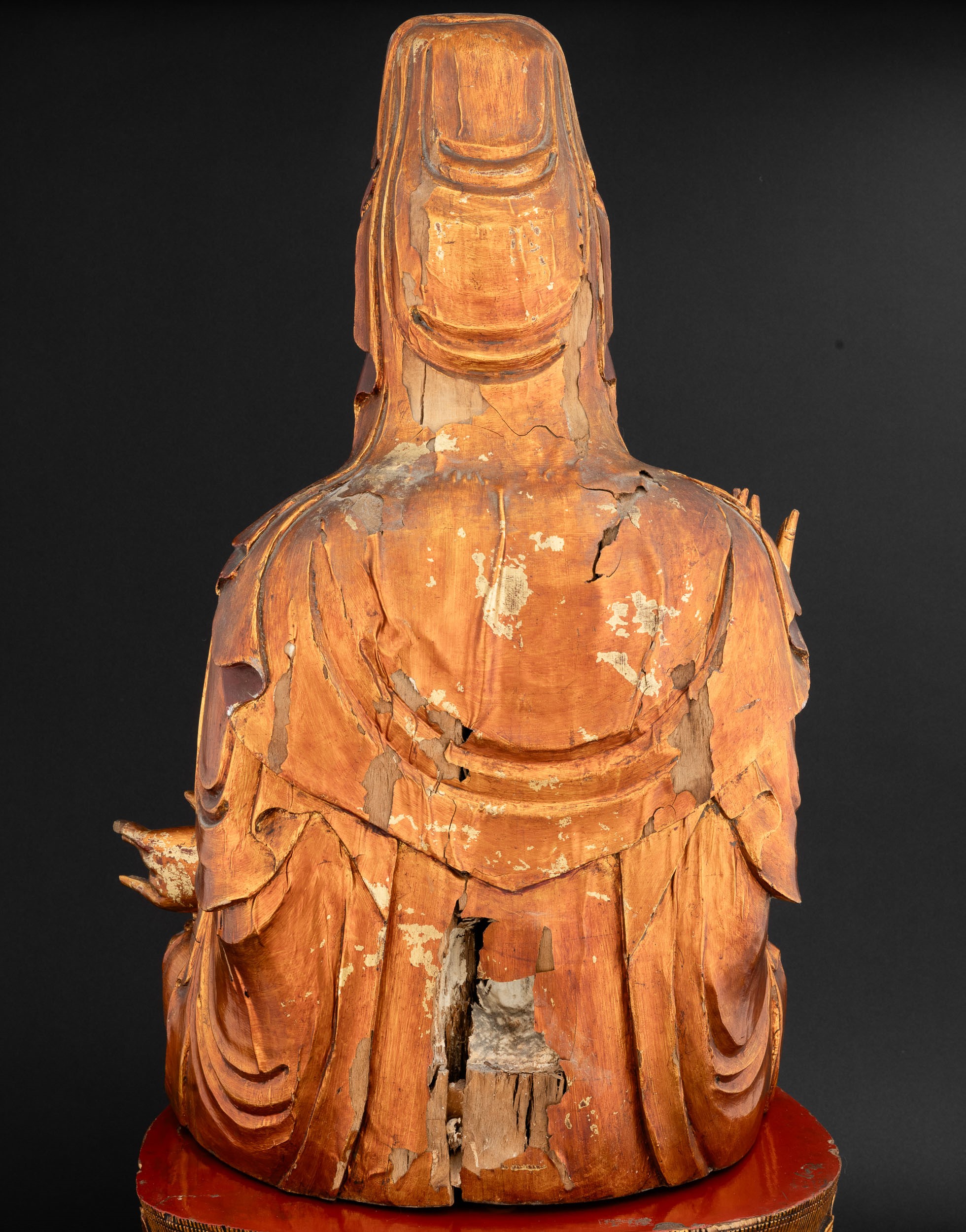Figura di Guanyin in Legno su Doppio Fiore di Lotto con Tracce di Policromia e Doratura, Cina, XI...