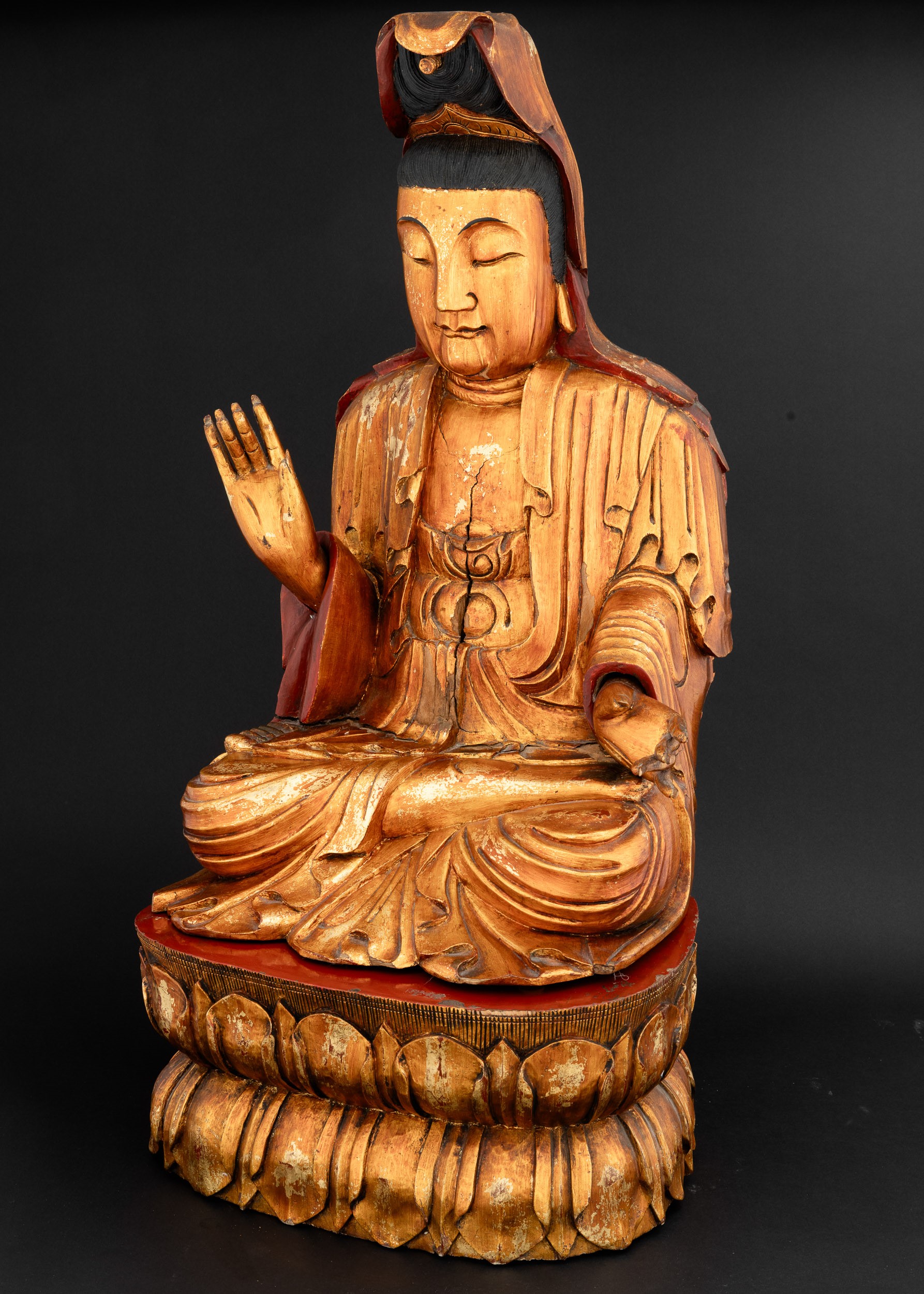 Figura di Guanyin in Legno su Doppio Fiore di Lotto con Tracce di Policromia e Doratura, Cina, XI...