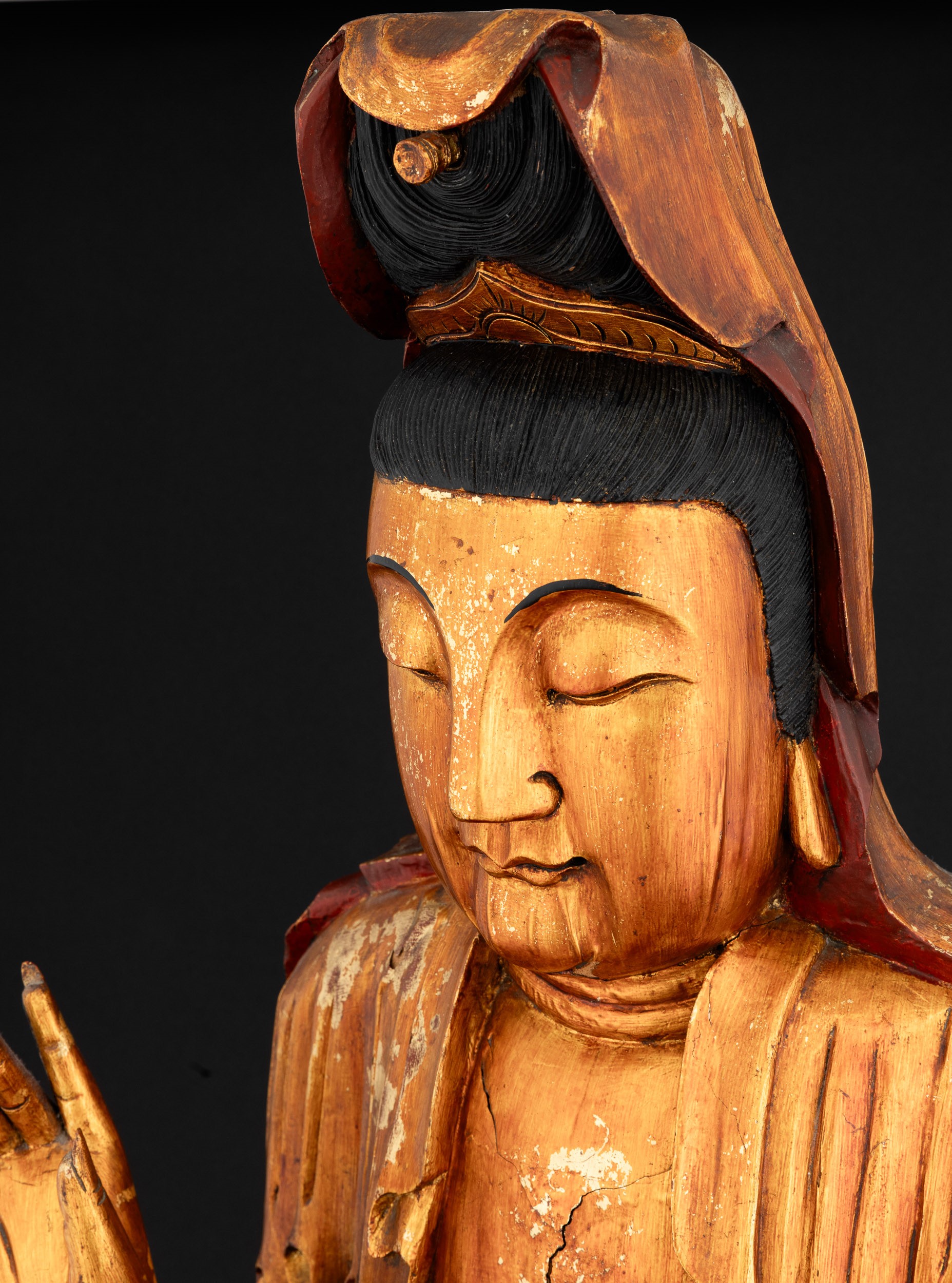 Figura di Guanyin in Legno su Doppio Fiore di Lotto con Tracce di Policromia e Doratura, Cina, XI...