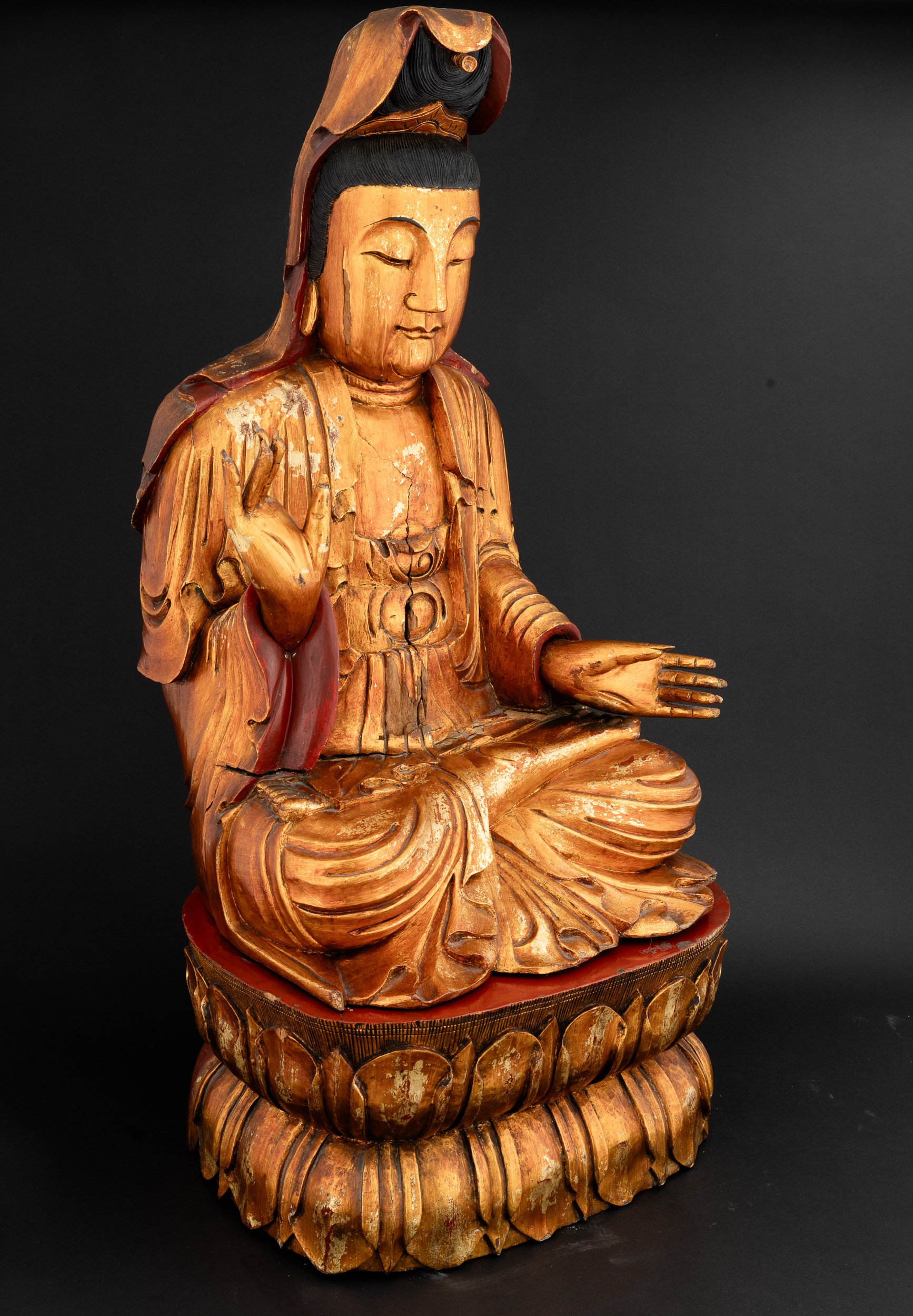 Figura di Guanyin in Legno su Doppio Fiore di Lotto con Tracce di Policromia e Doratura, Cina, XI...