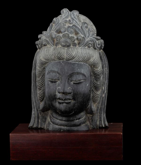 Testa scolpita in pietra raffigurante Guanyin incoronata, Cina, XX secolo