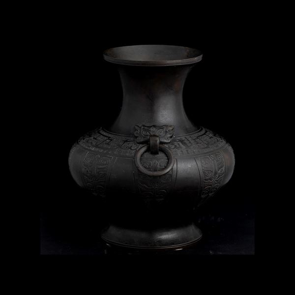 Vaso con manici ad anelli in bronzo a decoro geometrico d'ispirazione arcaica, Cina, Dinastia Qing (1644-1912)