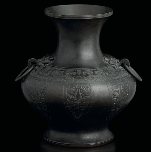 Vaso con manici ad anelli in bronzo a decoro geometrico d'ispirazione arcaica, Cina, Dinastia Qing (1644-1912)