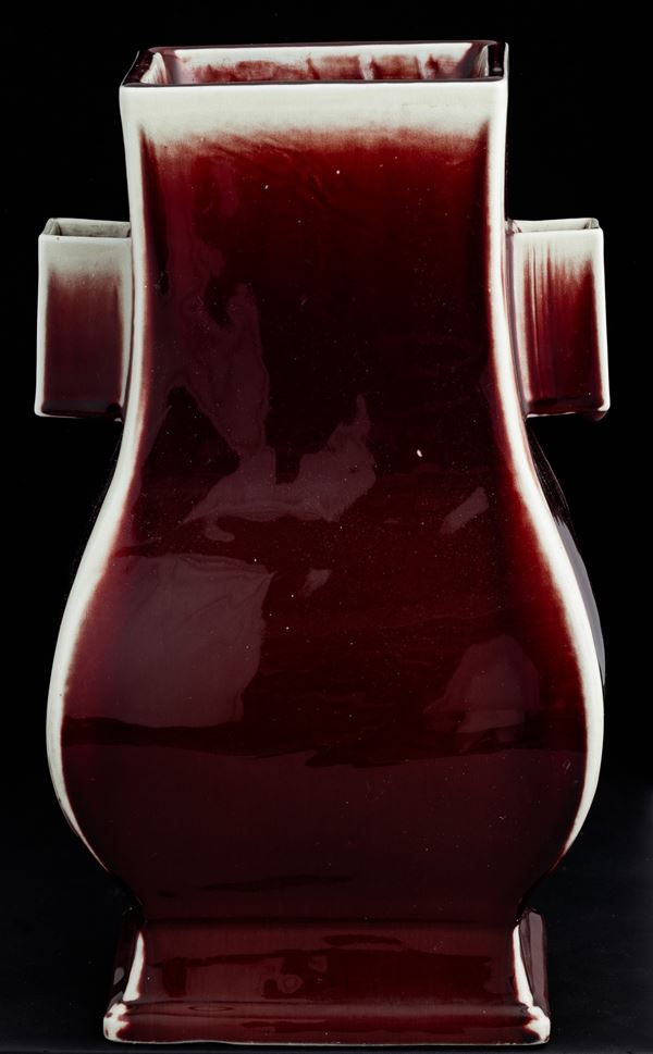 Vaso in porcellana a doppia ansa con decoro flambè, Cina, Dinastia Qing (1644-1912)