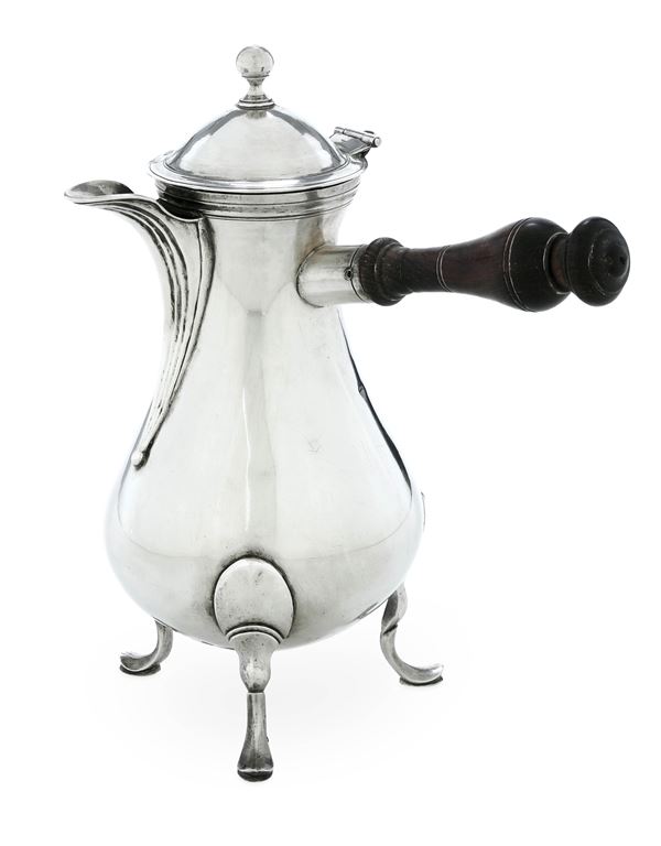 Caffettiera a tripode. Genova fine XVIII secolo, marchio della "Torretta" con datario consunto di difficile lettura (1)781 o (1)791 e marchio di ricontrollo (inizi del XIX secolo)