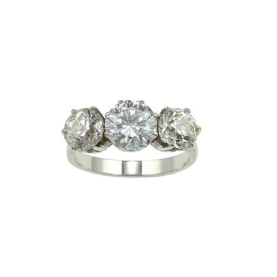 Anello in oro bianco 750/1000 con diamante centrale taglio brillante e due diamanti di vecchio ta...