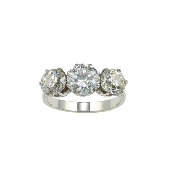 Brilliant-cut diamond and old-cut diamond ring