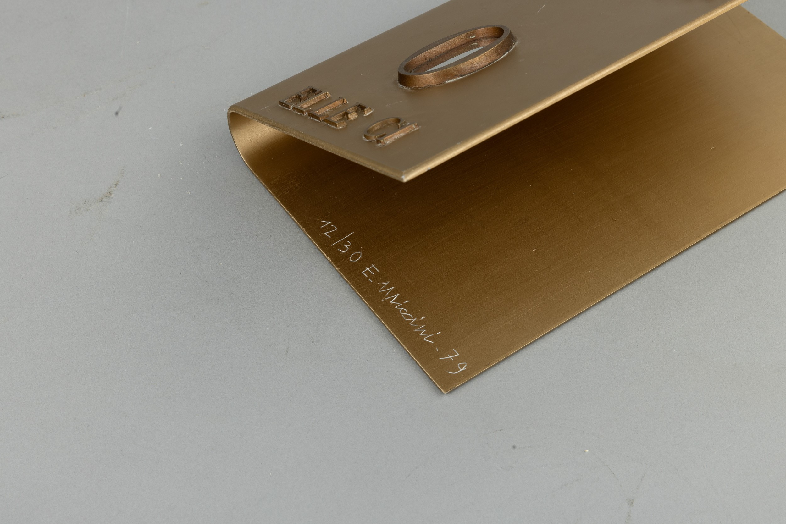 Eugenio Miccini - Ex libris, scultura in bronzo dorato con specchio