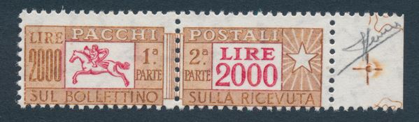 1977 - Repubblica Italiana - Pacchi postali - 2.000 lire bruno e rosso bdf, filigrana stelle IV tipo - Varietà: stampa sul lato della gomma anzichè sulla superficie non gommata (Sass. 103/III, varietà)