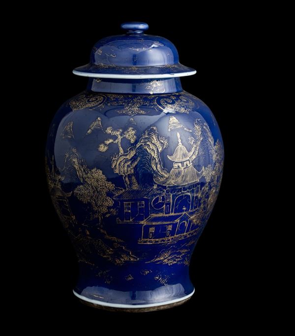 Potiche in porcellana Blu Poudrè con decori dorati raffigurante scena paesaggistica, Cina, Dianstia Qing, epoca Qianlong (1736-1796)