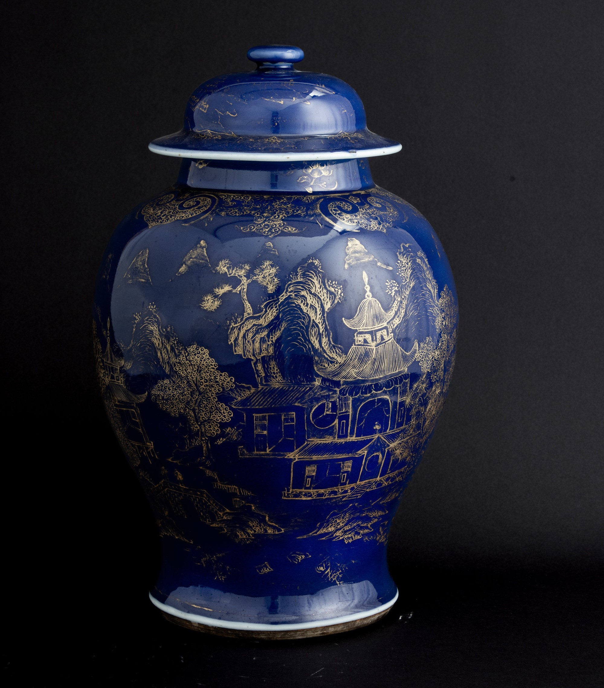 Potiche in Porcellana Blu Poudrè con Decori Dorati Raffigurante Scena Paesaggistica, Cina, Dianst...