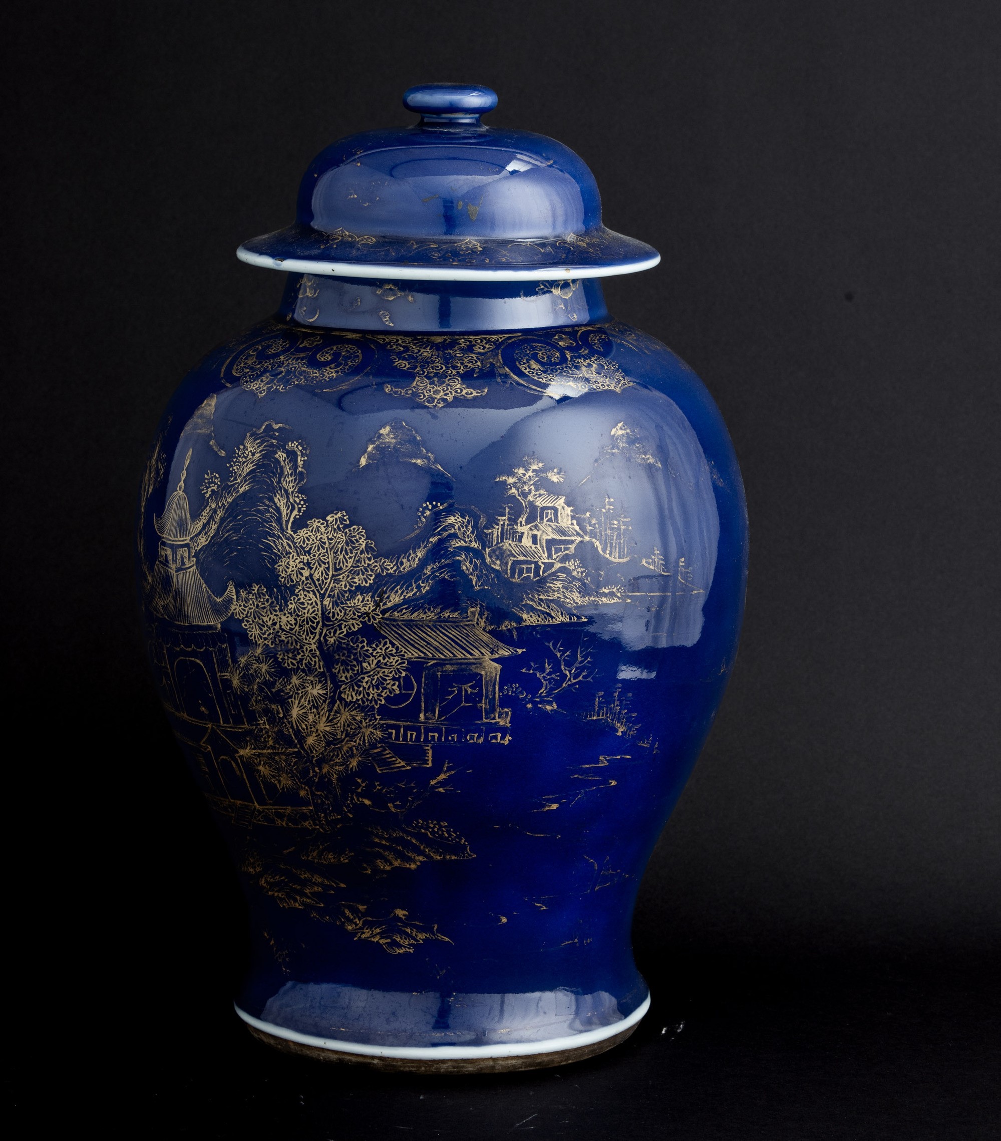 Potiche in Porcellana Blu Poudrè con Decori Dorati Raffigurante Scena Paesaggistica, Cina, Dianst...