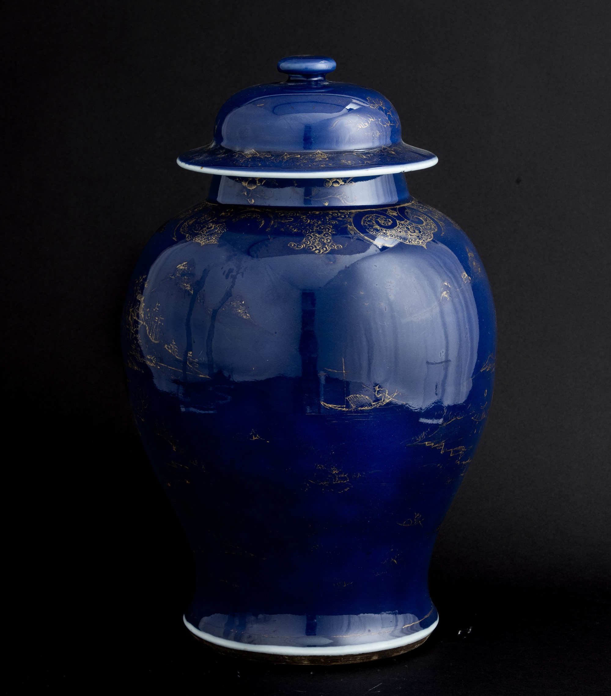 Potiche in Porcellana Blu Poudrè con Decori Dorati Raffigurante Scena Paesaggistica, Cina, Dianst...