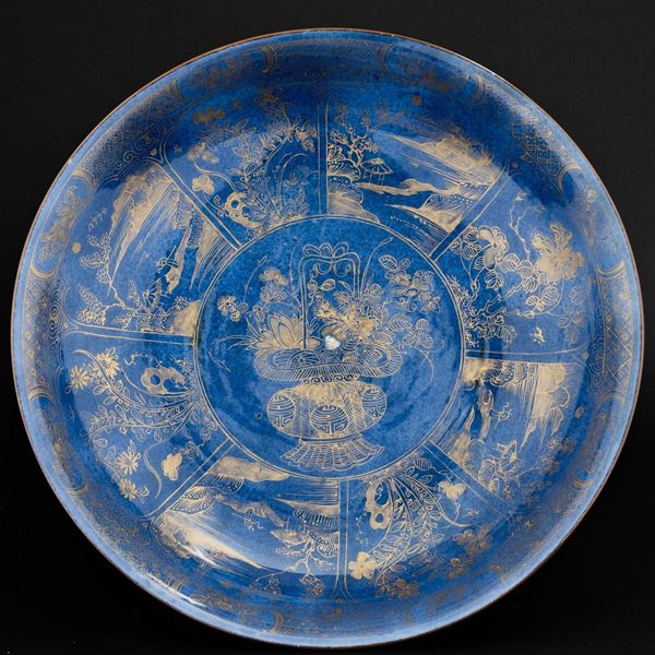Piatto in porcellana Blu Poudrè con decori dorati a motivi vegetali, Cina, Dinastia Qing, epoca Kangxi (1662-1722)