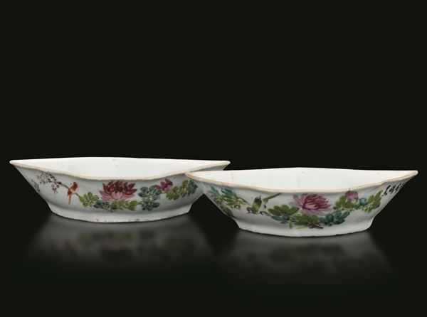 Coppia di piatti Famiglia Rosa con decoro floreale e iscrizioni, Cina, Dinastia Qing, XX secolo