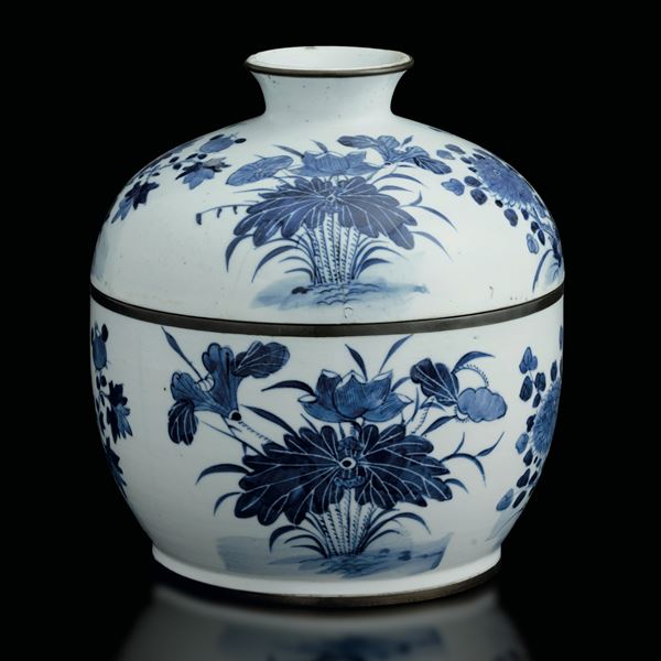 Ciotola con coperchio in porcellana bianca e blu a motivi floreali, Cina, Diastia Qing, XIX secolo