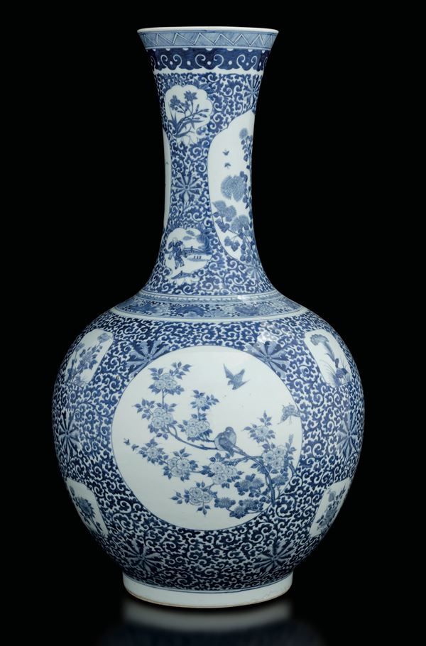 Vaso in porcellana bianca e blu a motivi floreali con scene naturalistiche entro riserve, Cina, Dinastia Qing, XIX secolo