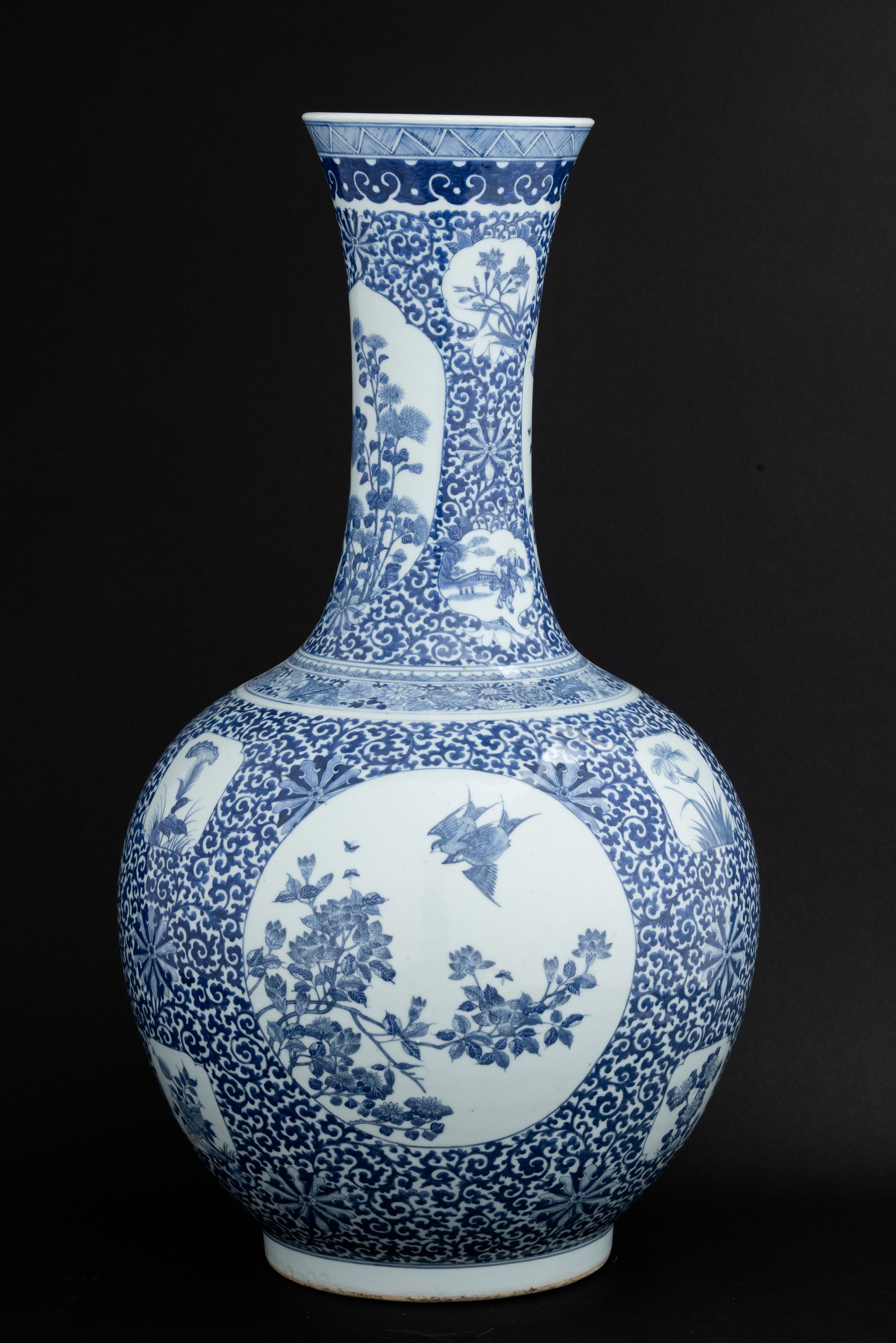 Vaso in Porcellana Bianca e Blu a Motivi Floreali con Scene Naturalistiche Entro Riserve, Cina, D...