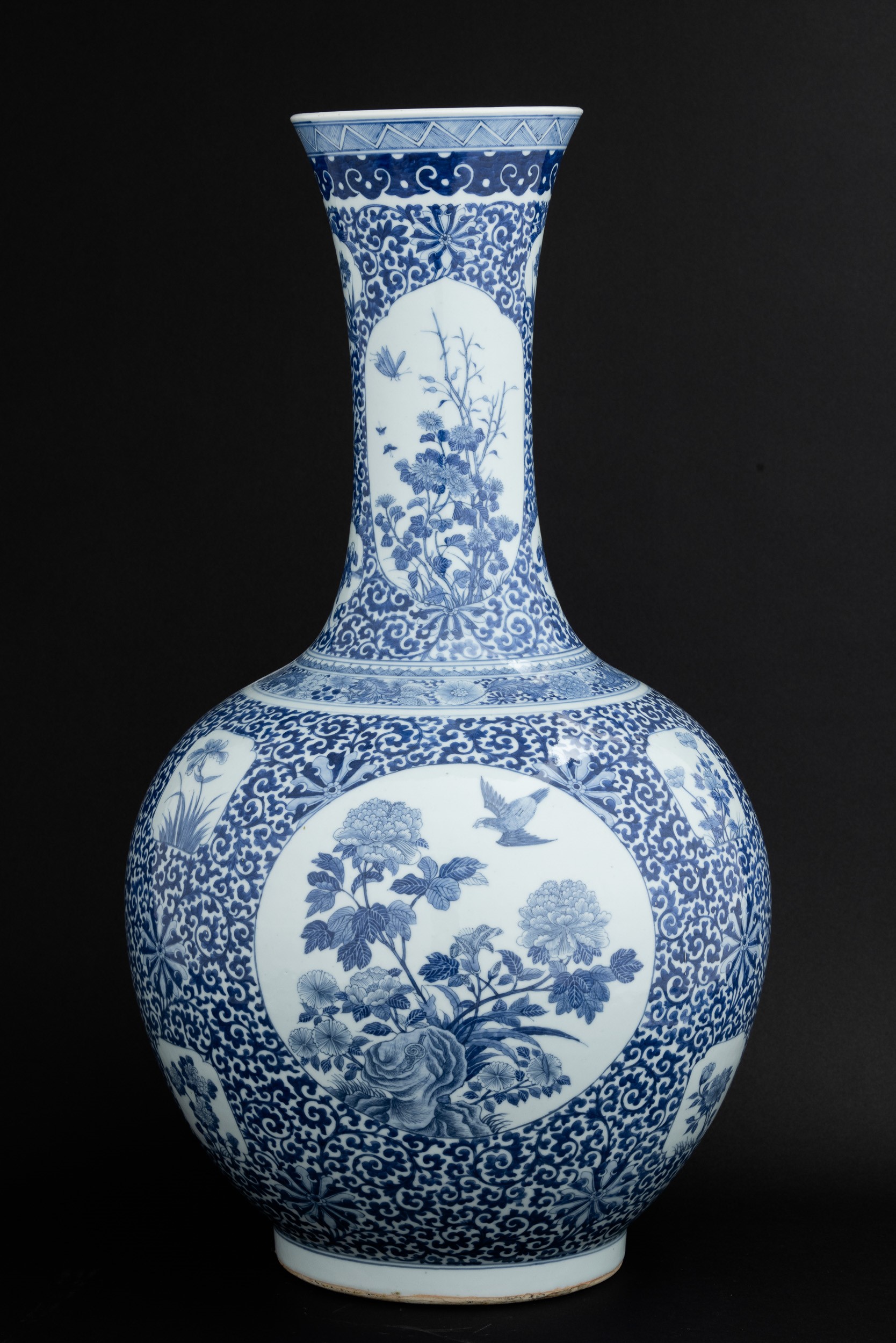 Vaso in Porcellana Bianca e Blu a Motivi Floreali con Scene Naturalistiche Entro Riserve, Cina, D...