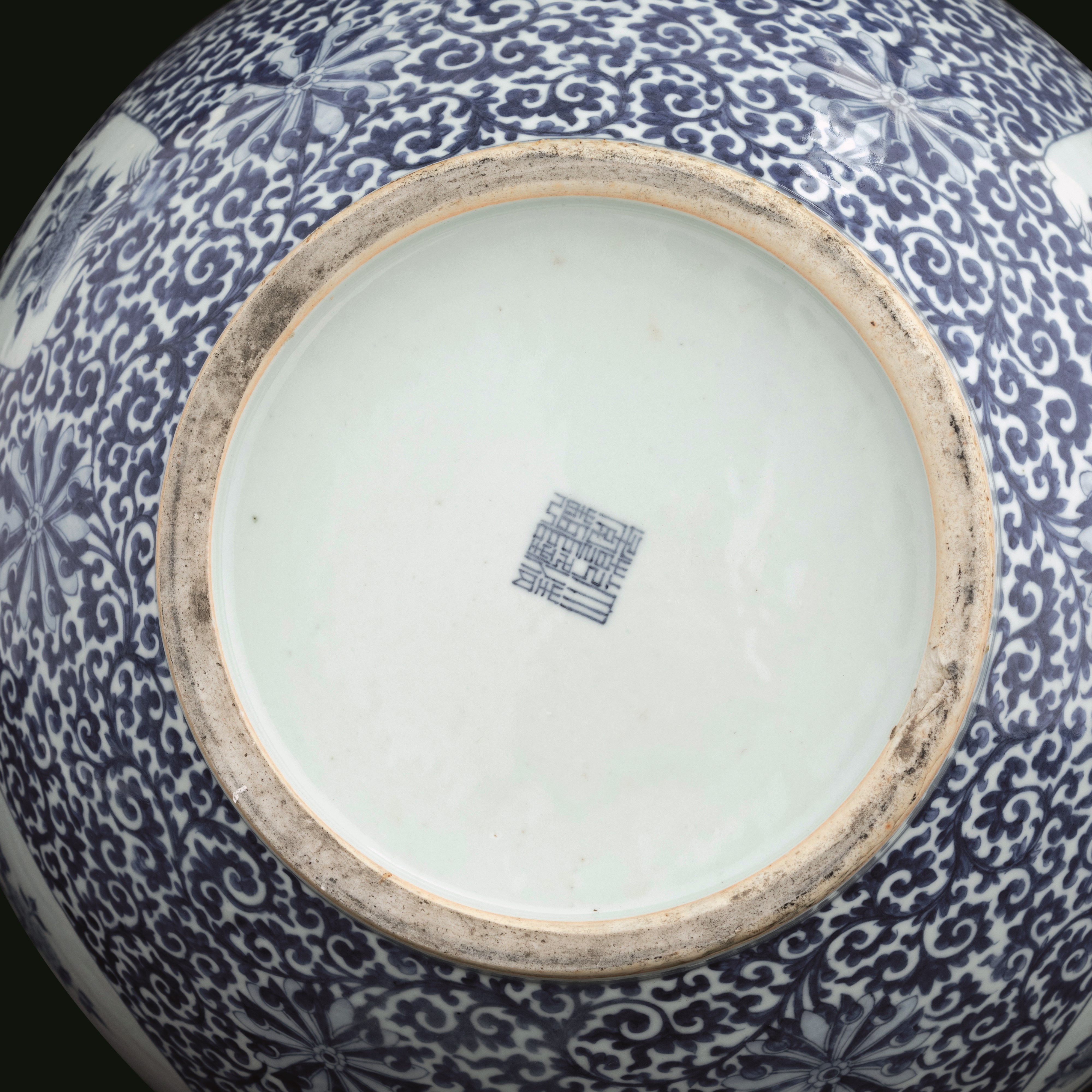 Vaso in Porcellana Bianca e Blu a Motivi Floreali con Scene Naturalistiche Entro Riserve, Cina, D...