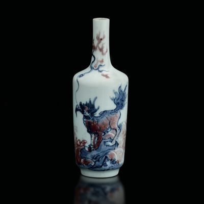 Vaso in Porcellana Bianca e Blu con Underglazed Red Raffigurante Cane di Pho, Cina, Dinastia Qing...