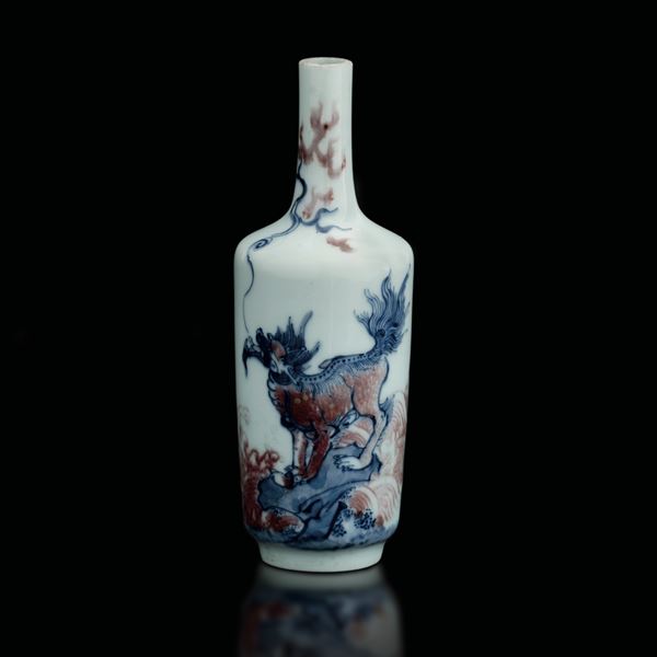Vaso in porcellana bianca e blu con underglazed red raffigurante Cane di Pho, Cina, Dinastia Qing, epoca Daoguag (1821-1850)