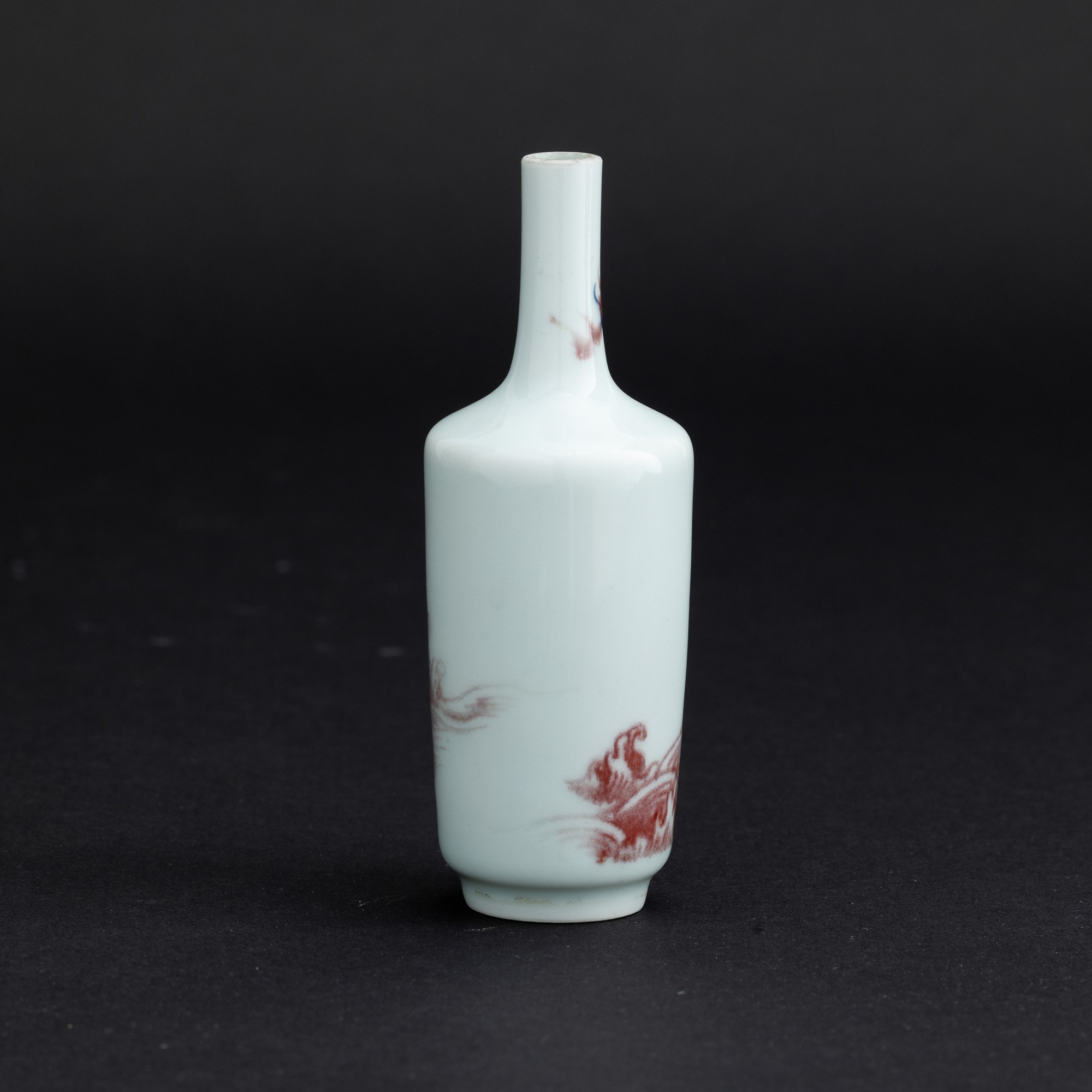 Vaso in Porcellana Bianca e Blu con Underglazed Red Raffigurante Cane di Pho, Cina, Dinastia Qing...