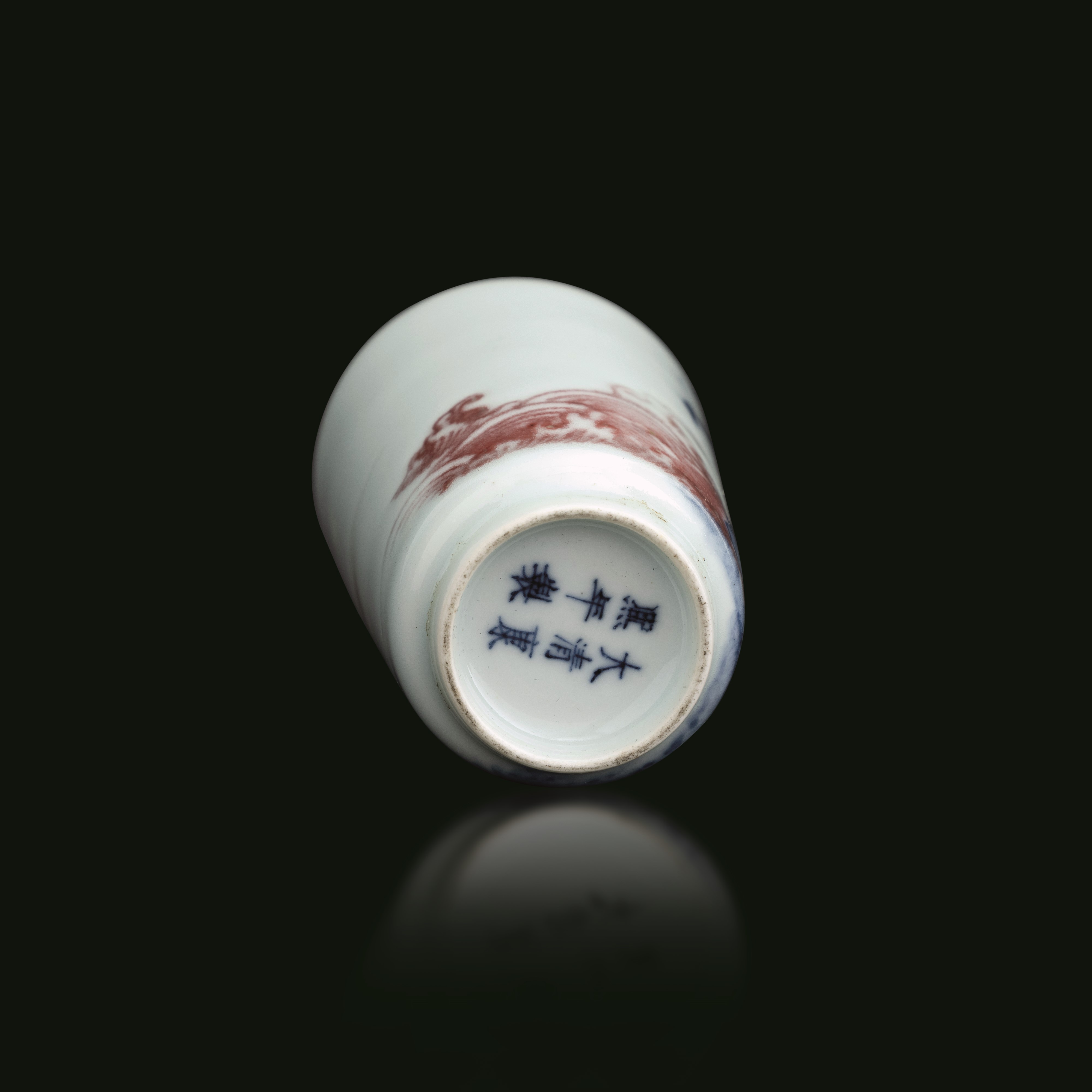 Vaso in Porcellana Bianca e Blu con Underglazed Red Raffigurante Cane di Pho, Cina, Dinastia Qing...