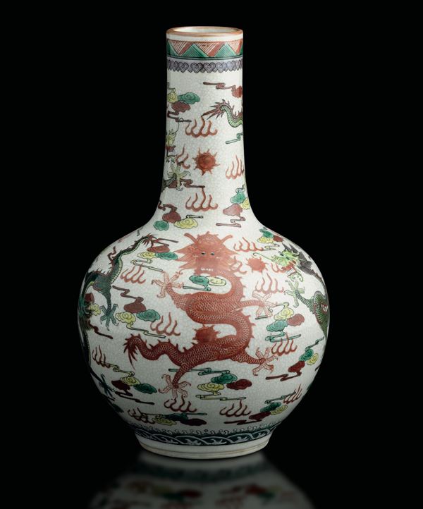 Vaso a bottiglia in porcellana craquelè raffiguranti draghi, Cina, XX secolo