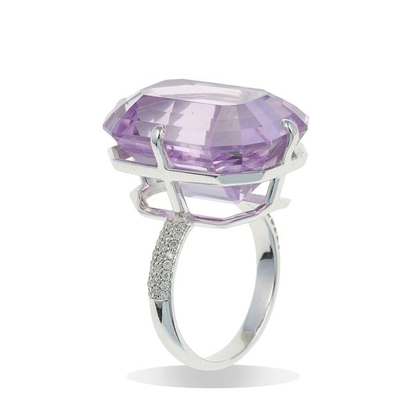 Kunzite, diamond and 14Kt gold ring. Gemmological Report IGI Antwerp n. 38J2408223