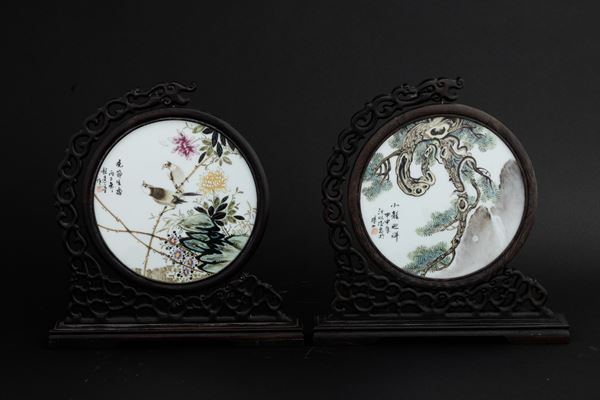 Coppia di paraventi da tavolo con placche in porcellana Qian Jiang con scene paesaggistiche e iscrizioni, dello stile di Cheng Yiting, 1936, Cina, XX secolo