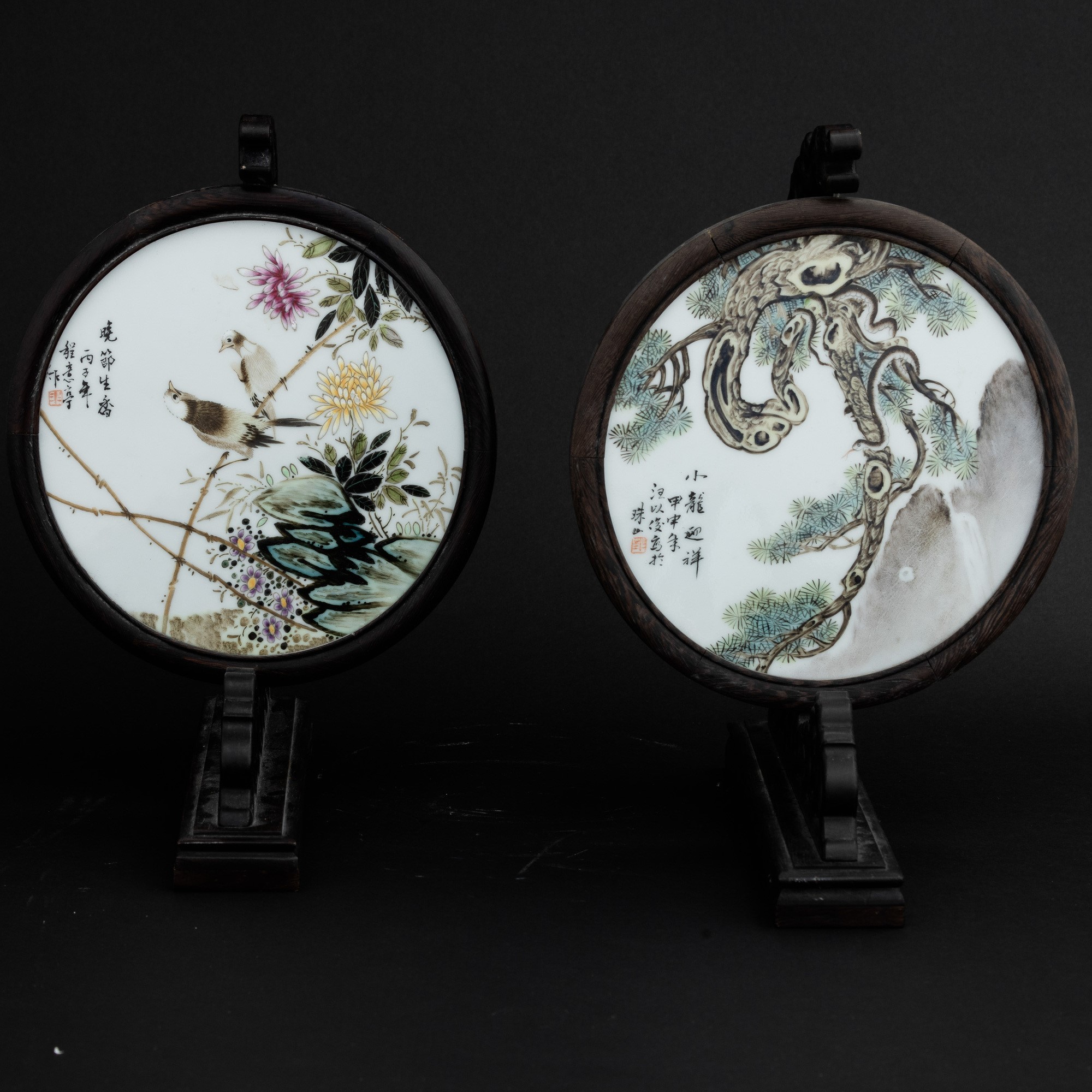 Coppia di Paraventi da Tavolo con Placche in Porcellana Qian Jiang con Scene Paesaggistiche e Isc...