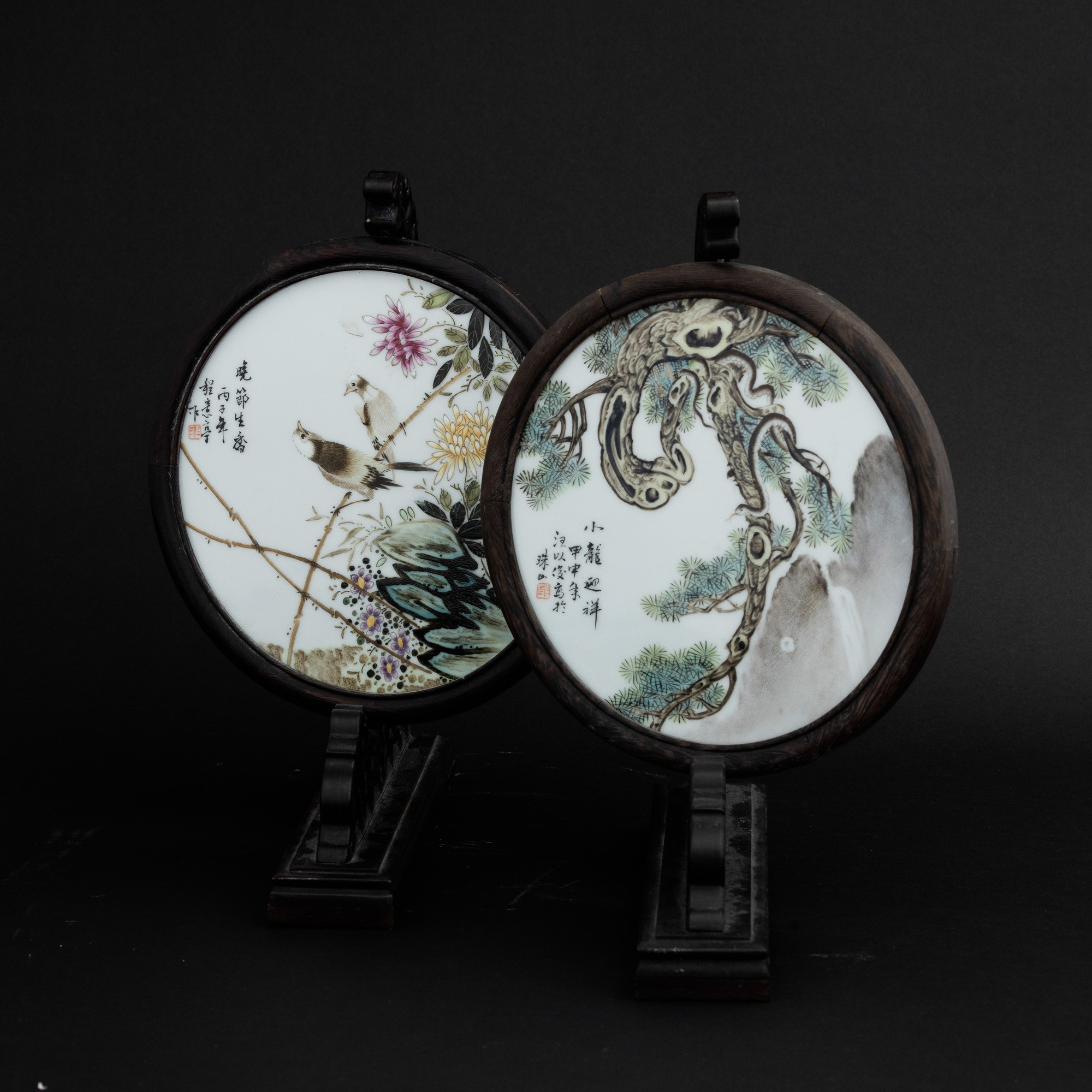 Coppia di Paraventi da Tavolo con Placche in Porcellana Qian Jiang con Scene Paesaggistiche e Isc...