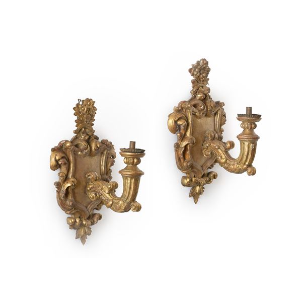Coppia di appliques in legno intagliato e dorato. XVIII secolo