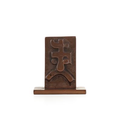 Bifacciale, scultura in bronzo