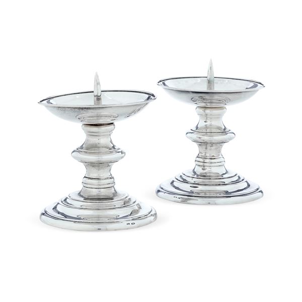 Coppia di candelieri a rocchetto. Argenteria artistica fiorentina del XX secolo, argentiere Pampaloni
