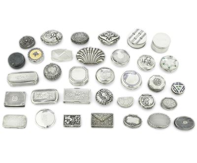 Lotto di 34 scatoline, argento fuso e sagomato, varie manifatture italiane ed europee del XX seco...
