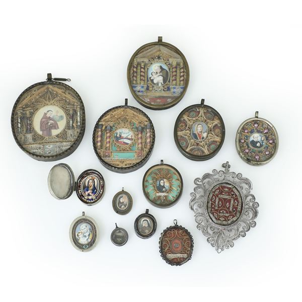 Tredici medaglioni porta reliquie. Differenti epoche e materiali