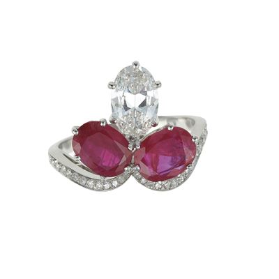 Montatura in platino, Anello con due rubini Burma e diamante taglio ovale