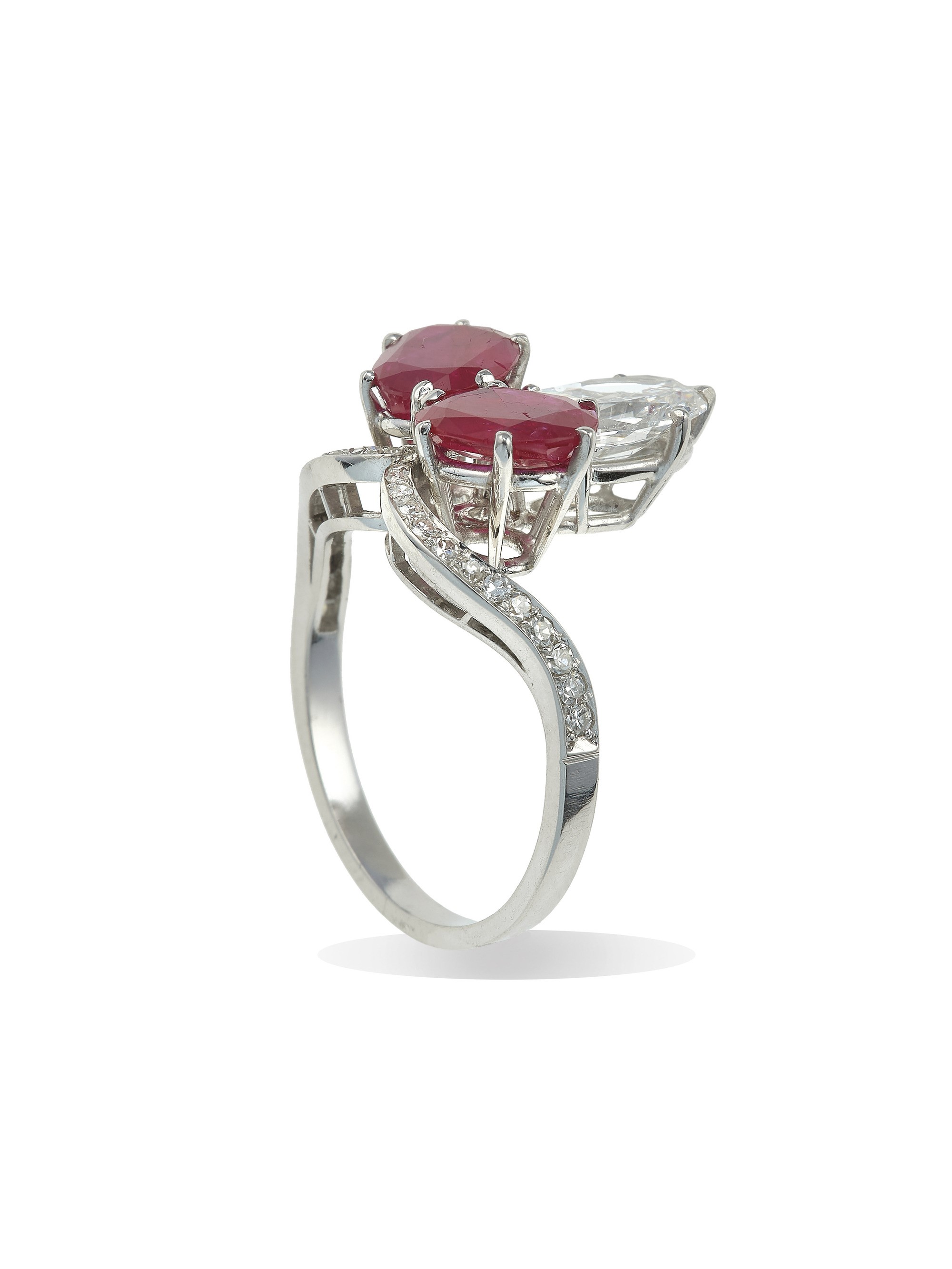 Montatura in platino, Anello con due rubini Burma e diamante taglio ovale