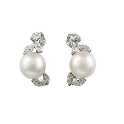 Orecchini, perle coltivate e diamanti, montatura in oro bianco 750/1000
