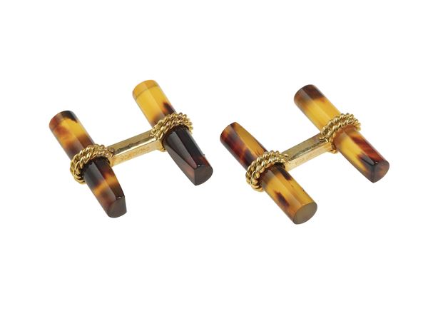 Pair of gold and bakelite cufflinks. Signed and numbered VCA n. G9042 R33. Fitted case