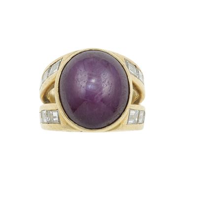 Anello con rubino stellato, cabochon, in oro giallo 750/1000 con diamanti