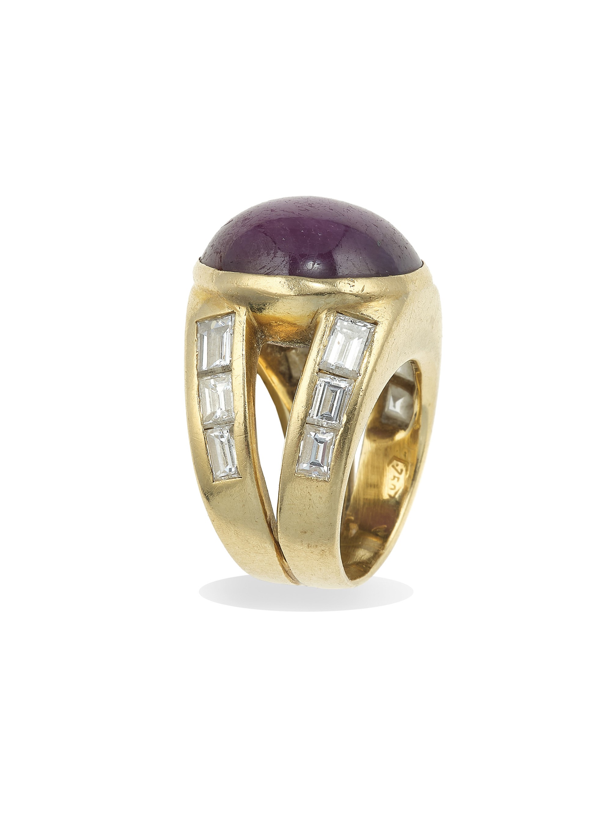Anello con rubino stellato, cabochon, in oro giallo 750/1000 con diamanti