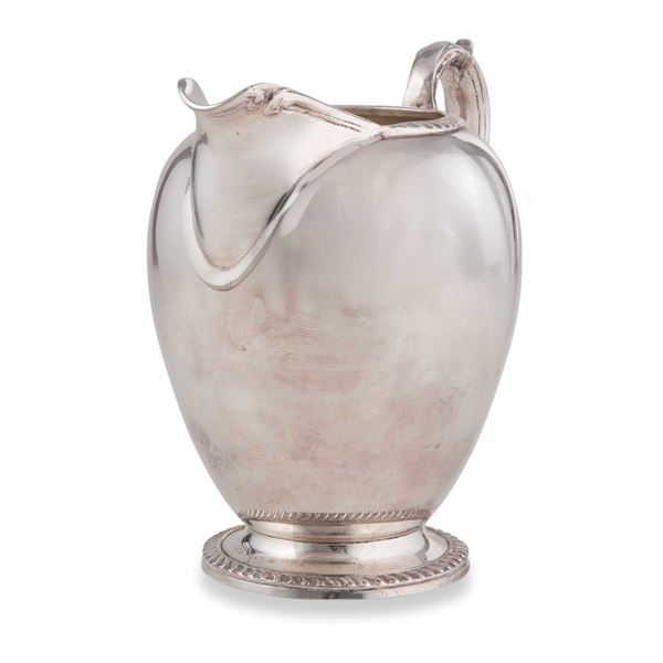 Versatoio in metallo argentato. XX secolo