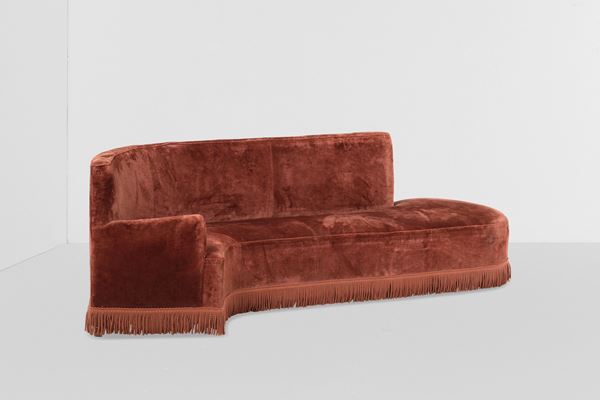 Grande divano curvo.