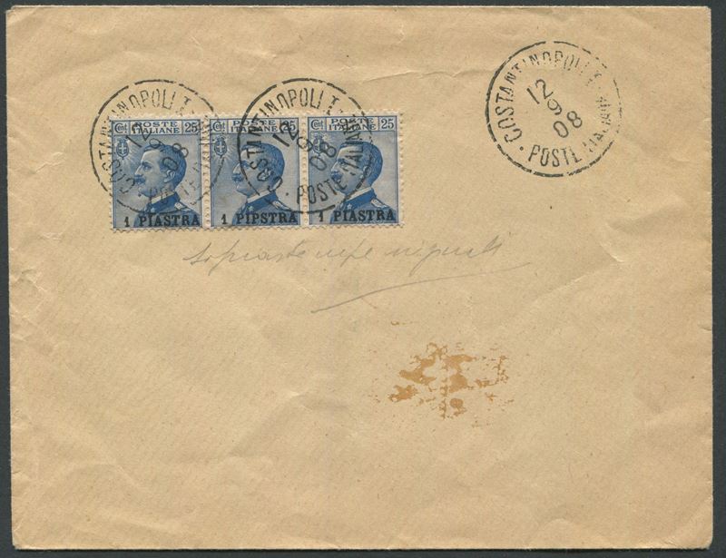 1908 - Uffici Postali all’estero - Costantinopoli - II emissione - Striscia di tre esemplari, usata su busta, con l’esemplare centrale avente varietà “1 PIPSTRA” (invece di “1 PIASTRA”) con Annullo Circolare COSTANTINOPOLI / POSTE ITALIANE / 12 / 9 / 08 (Sass. 11 e 11d)  - Asta Filatelia e Storia Postale - Cambi Casa d'Aste