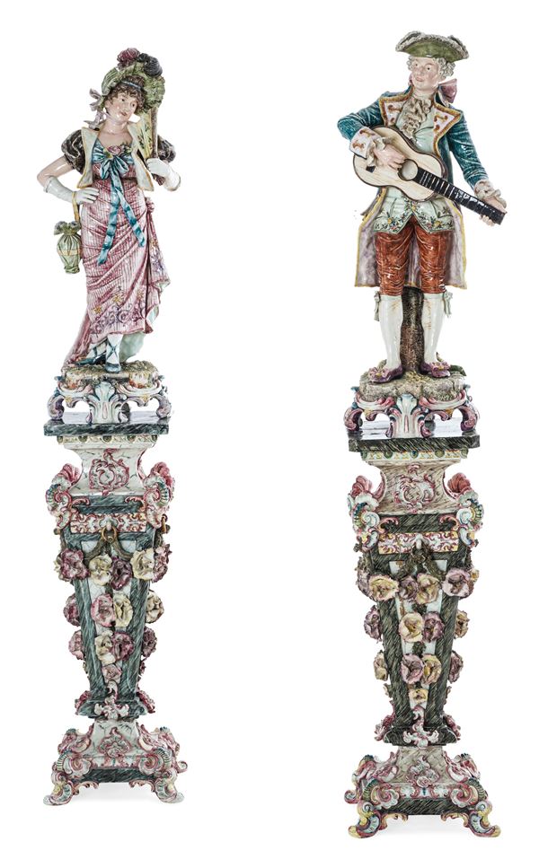 Coppia di grandi figure su piedistallo. Vienna, Manifattura Goldscheider, inizio del XX secolo.  