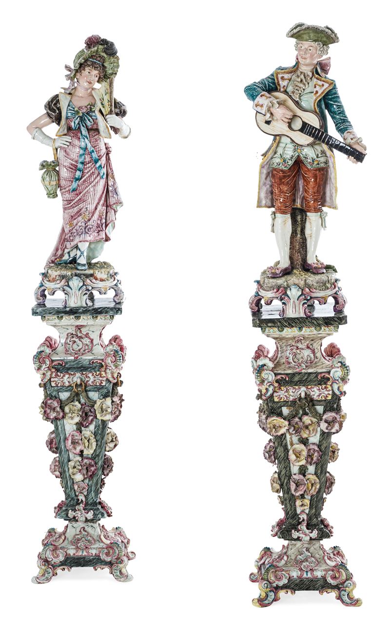 Coppia di grandi figure su piedistallo. Vienna, Manifattura Goldscheider, inizio del XX secolo.    - Auction Italian Residences - Cambi Casa d'Aste