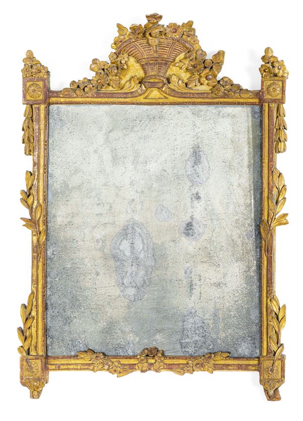 Specchiera in legno intagliato e dorato. Francia, XVIII-XIX secolo